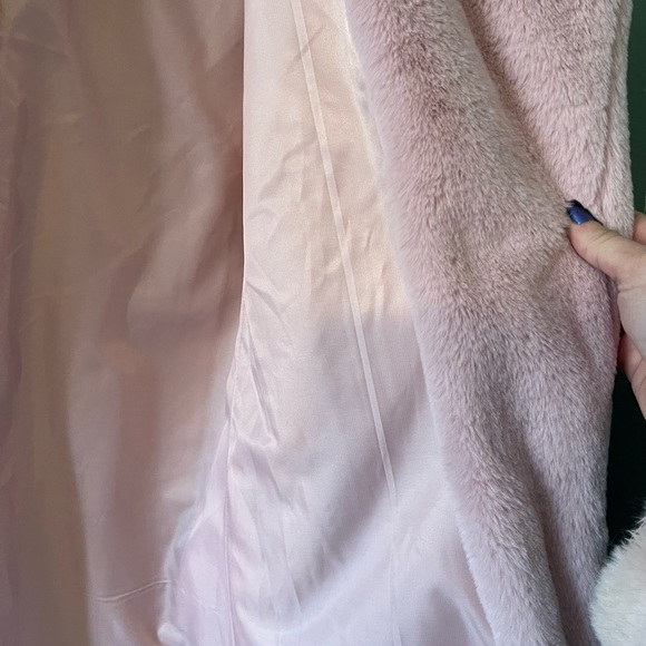 PARISIAN Creamy pink super soft faux fur coat! Medium - Picture 3 of 4